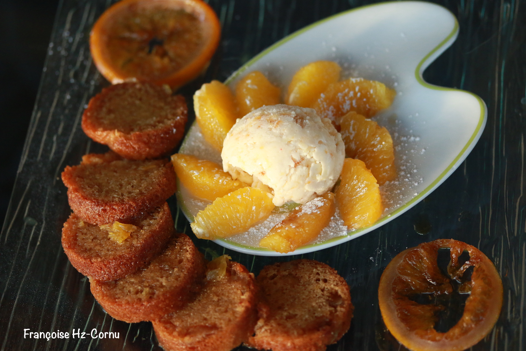 Servi avec une glace à l'orange et quelques oranges pelées à vif