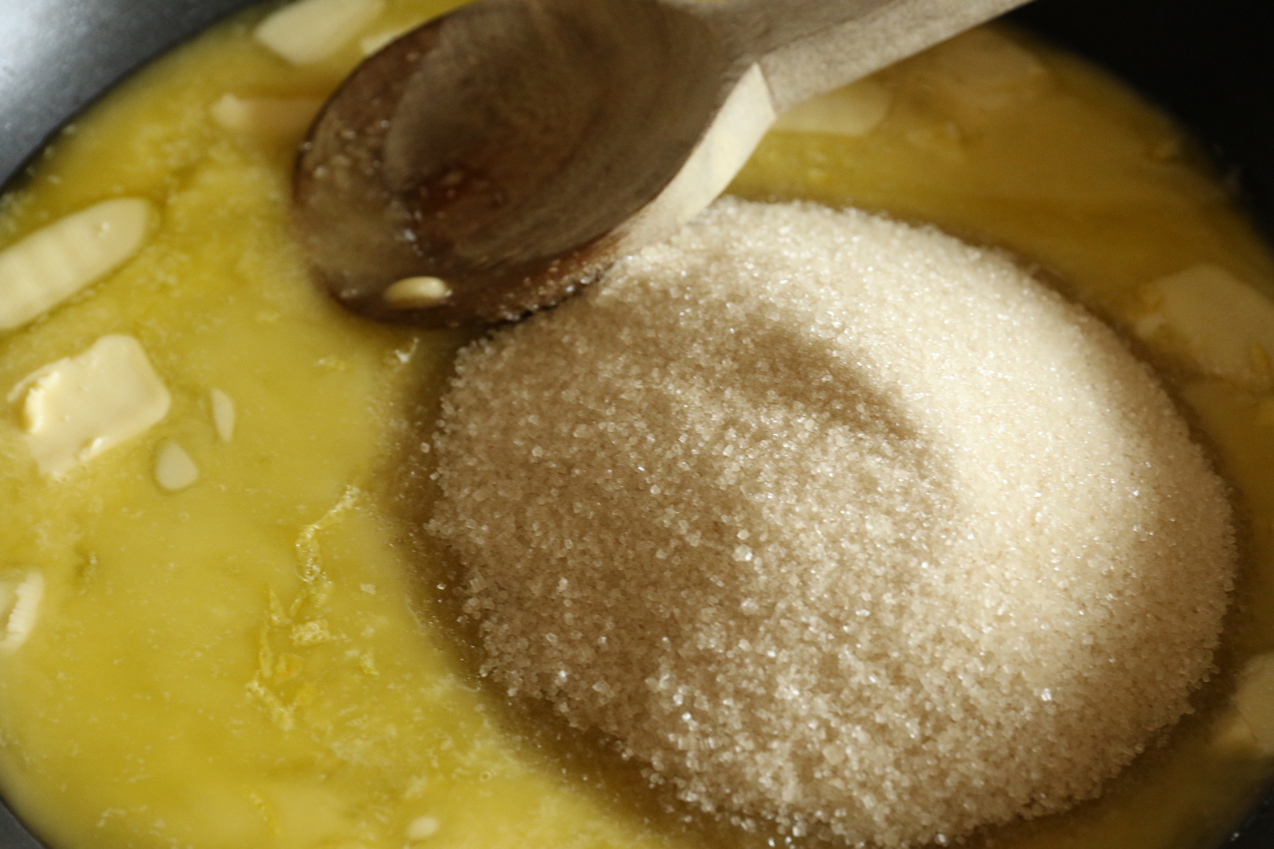 Faites fondre le beurre et ajouter le sucre