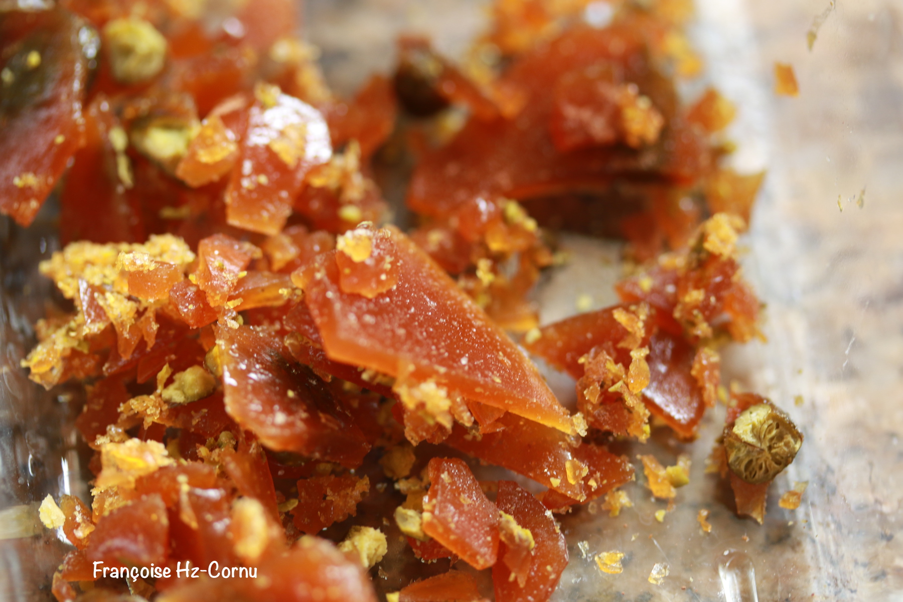 Couper grossièrement votre plaque de pistaches caramélisées