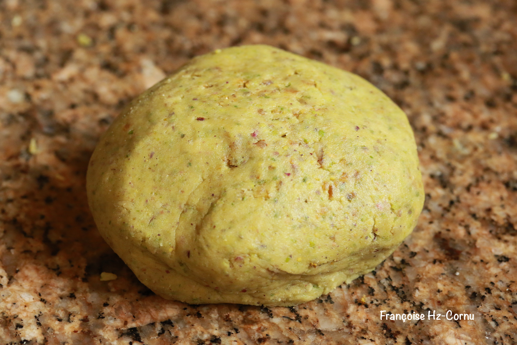 Mélanger tout et assembler avec les grains de kéfir mixés avec la purée de pistache