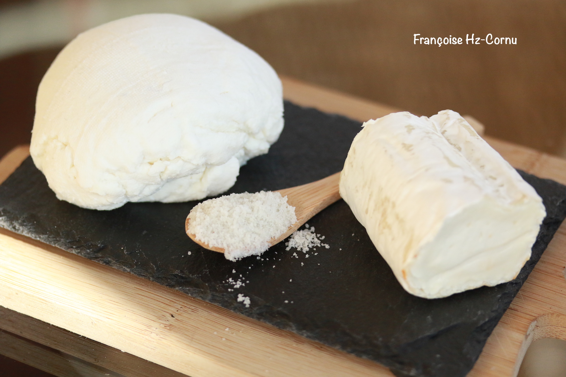 Caillé, sel et bûche de chèvre d'une précédente préparation