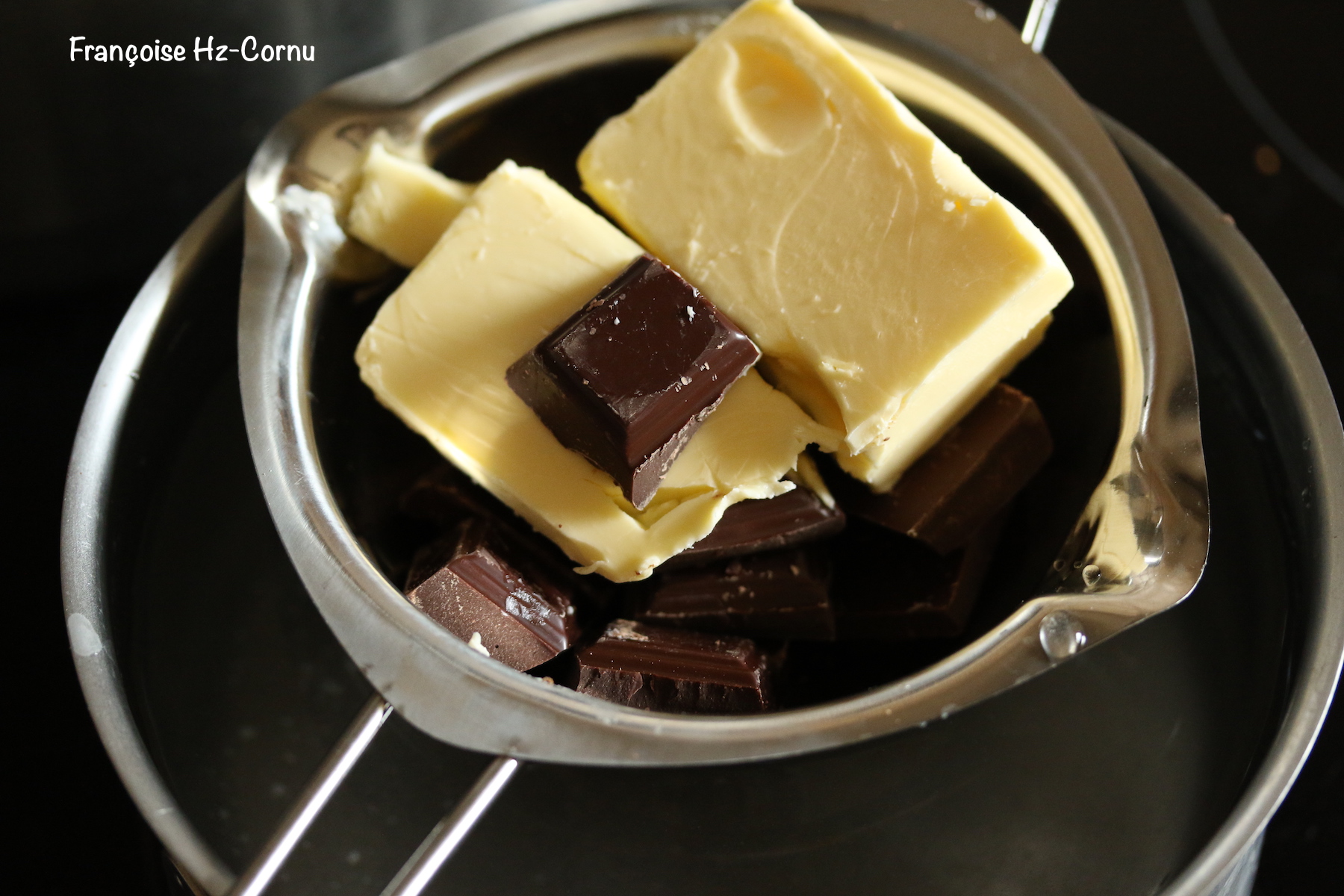 Faire fondre le beurre et le chocolat au bain-marie