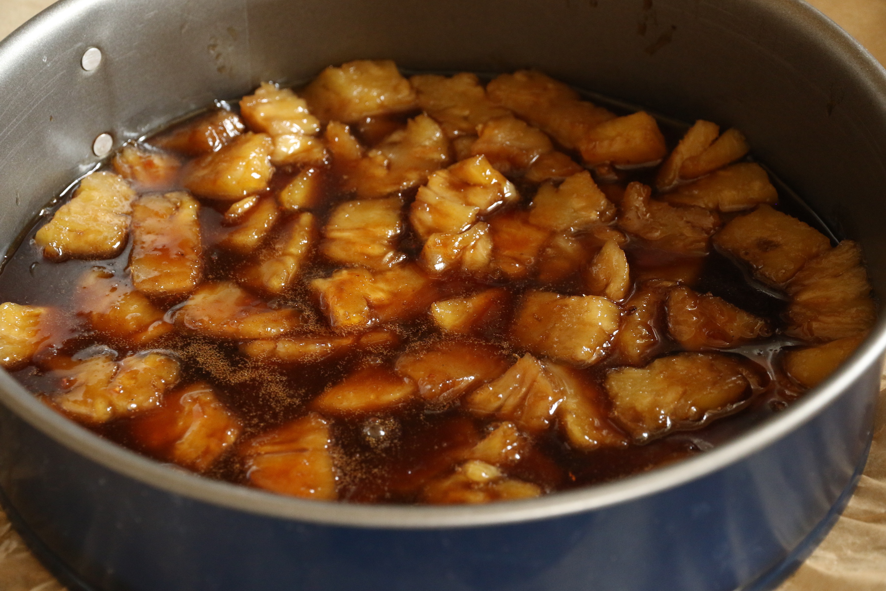 Verser le caramel sur les morceaux d'ananas