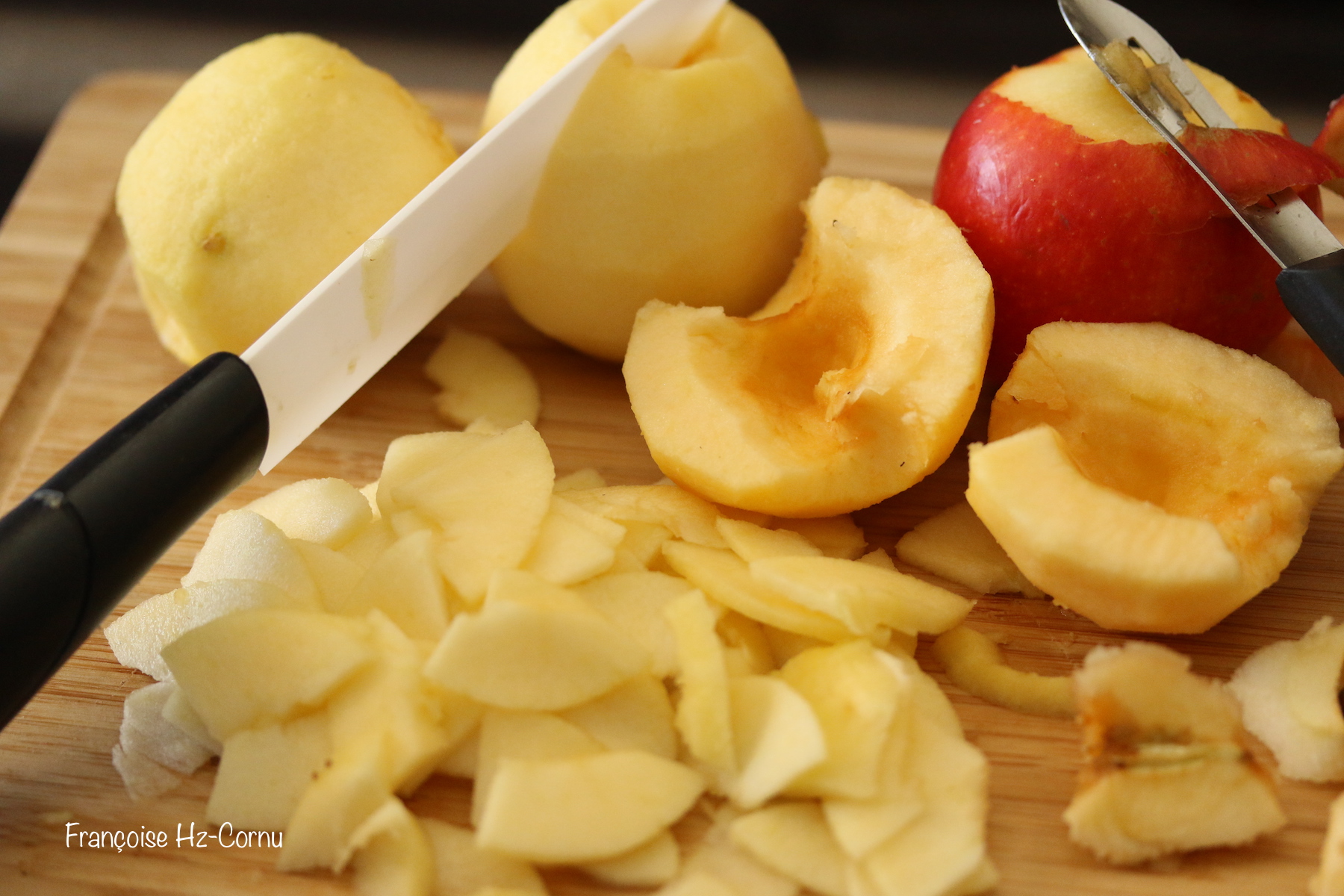 Peler et couper les pommes en très fines lamelles