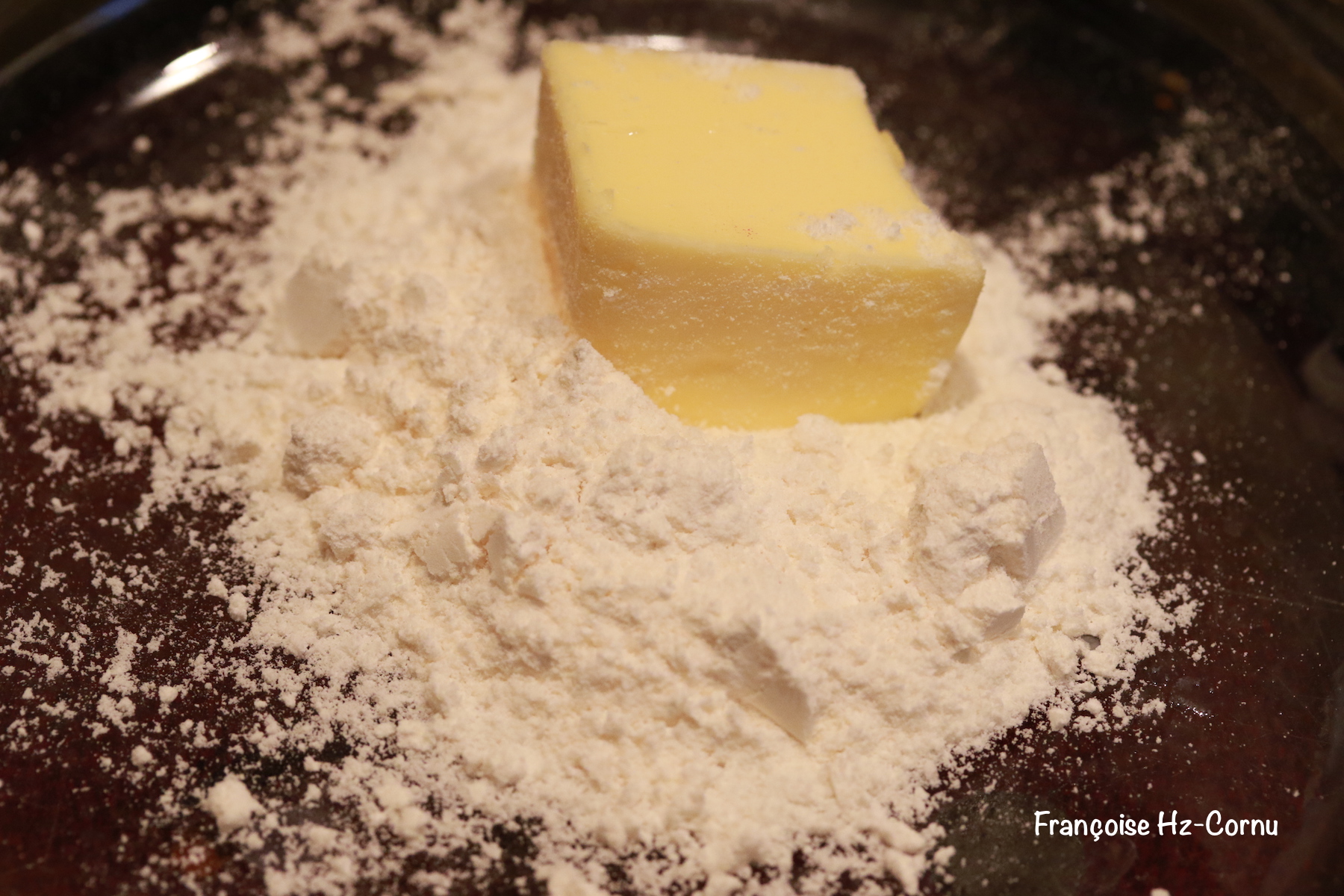 Faire fondre le beurre et ajouter la farine