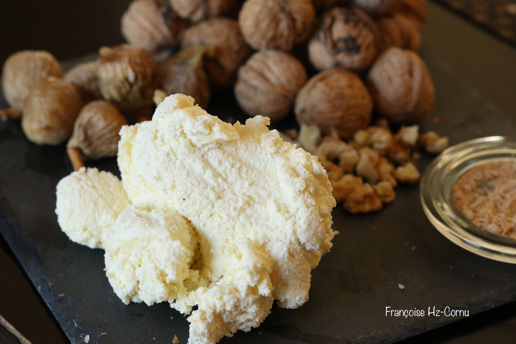 Caillé de kéfir très égoutté, crème double, noix, figues sèches et sucre de datte