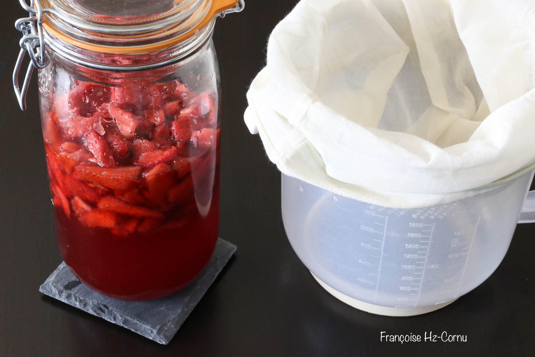 Mettre à dégorger les fraises dans le sucre