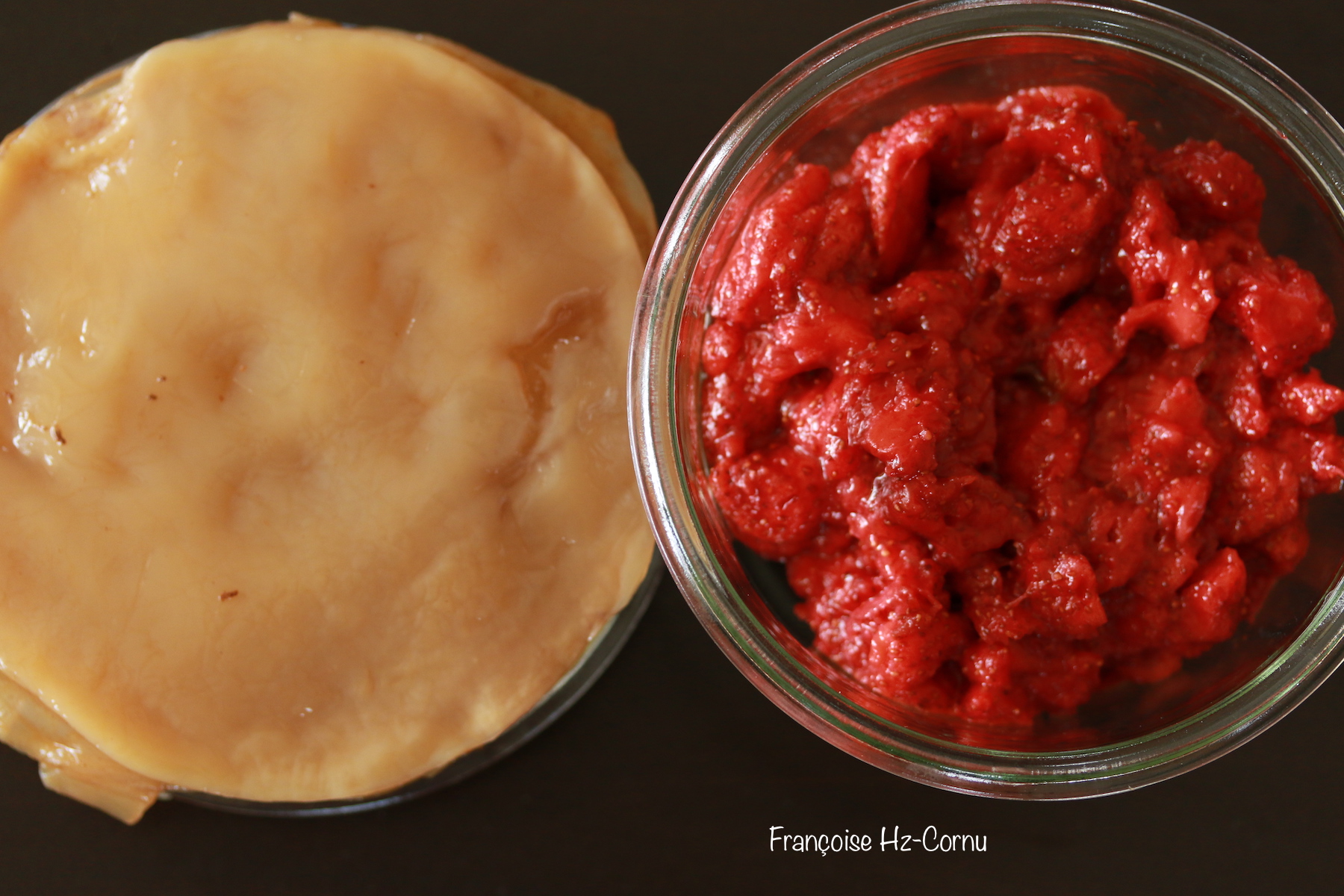 Souches et compote de fraises sucrées