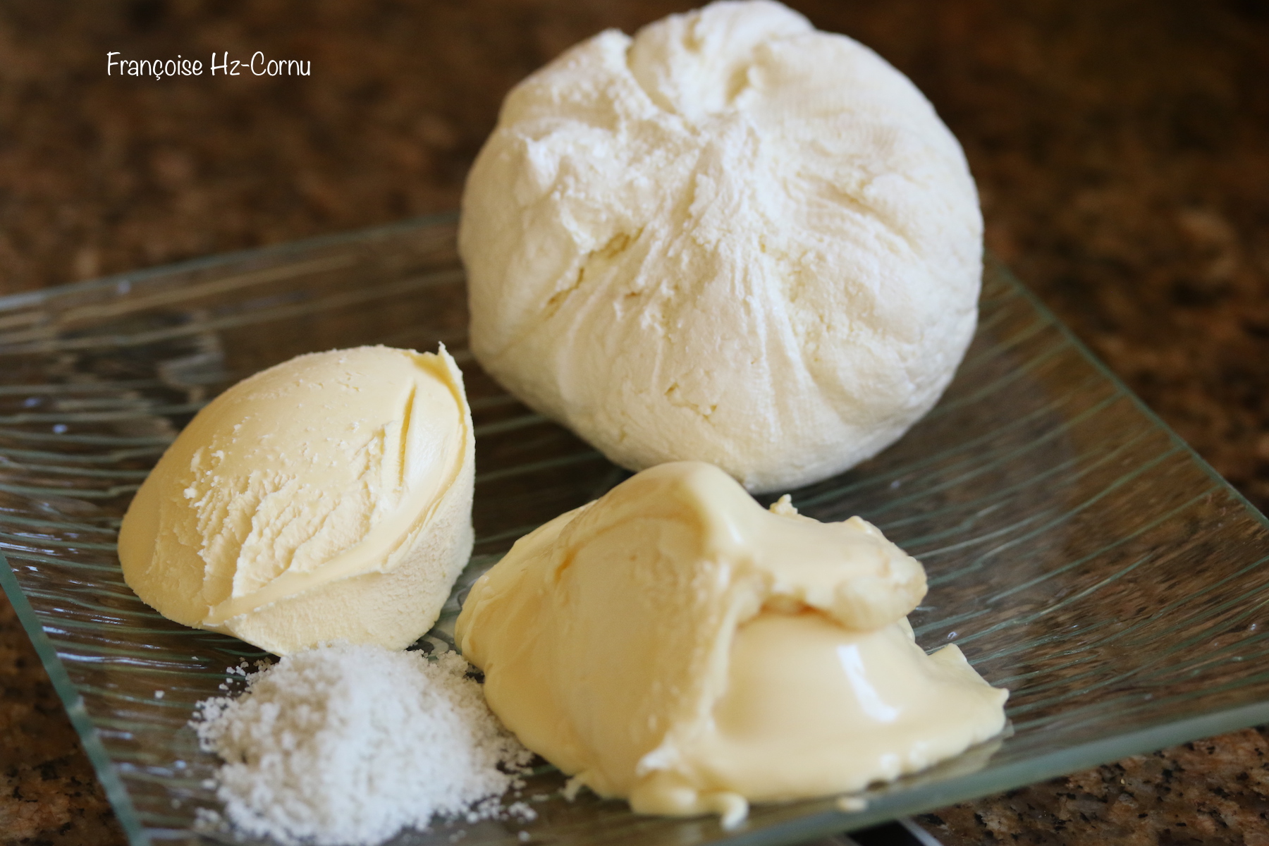 Ingrédients: caillé, sel, crème épaisse, fromage pour ensemencer