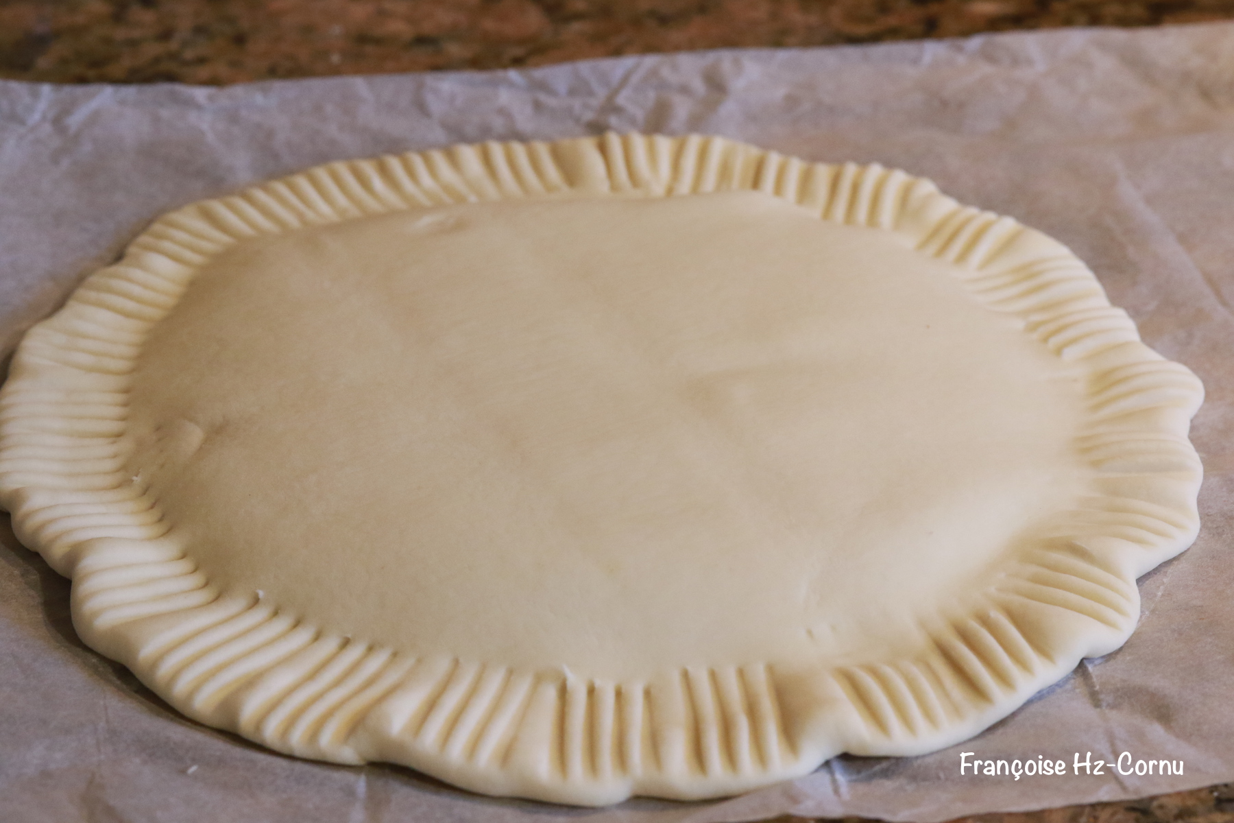 Bien fermer les bordures. Dorer à l'oeuf et kéfir avant cuisson