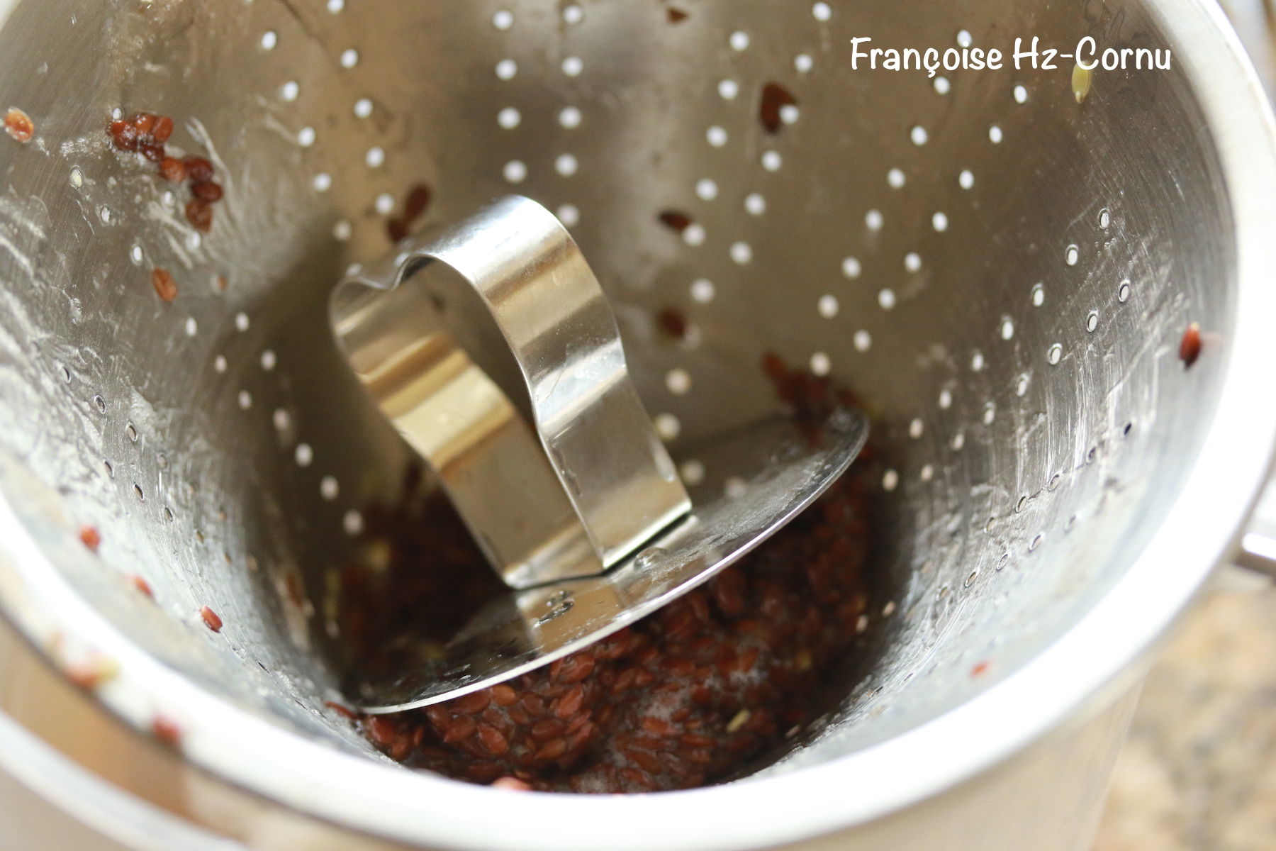 Pour séparer vos grains du gel obtenu, un chinois et un poussoir