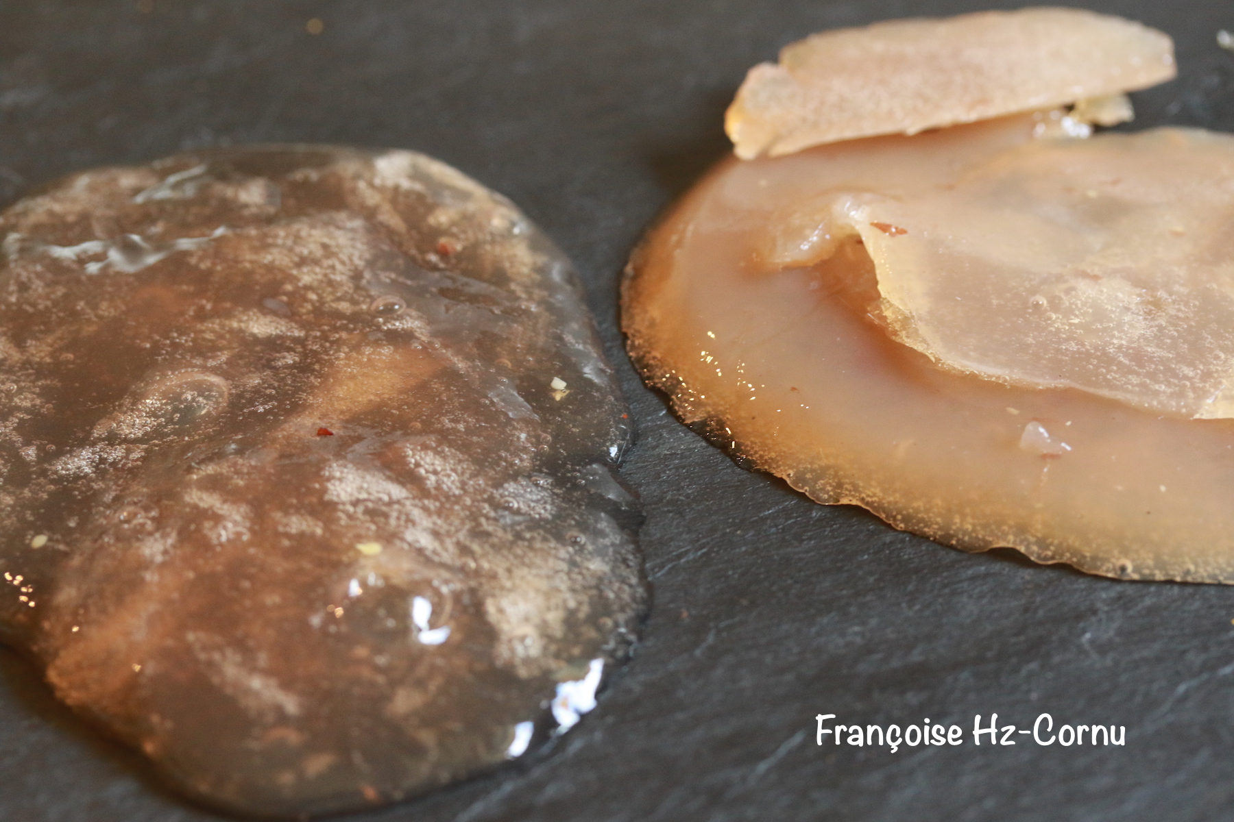 A gauche gel nature, à droite avec ajout d'agar agar