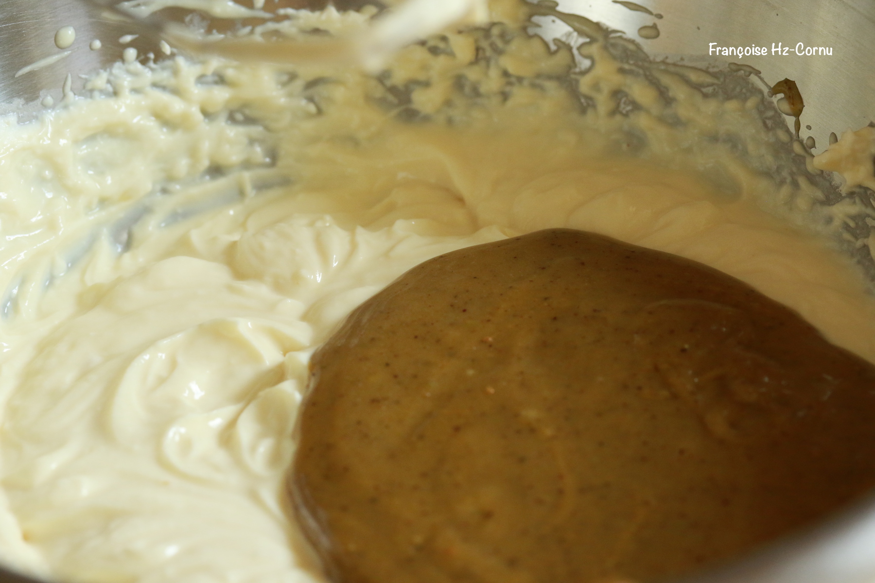 Mélanger la pâte à la pistache à la mousse de kéfir et miel