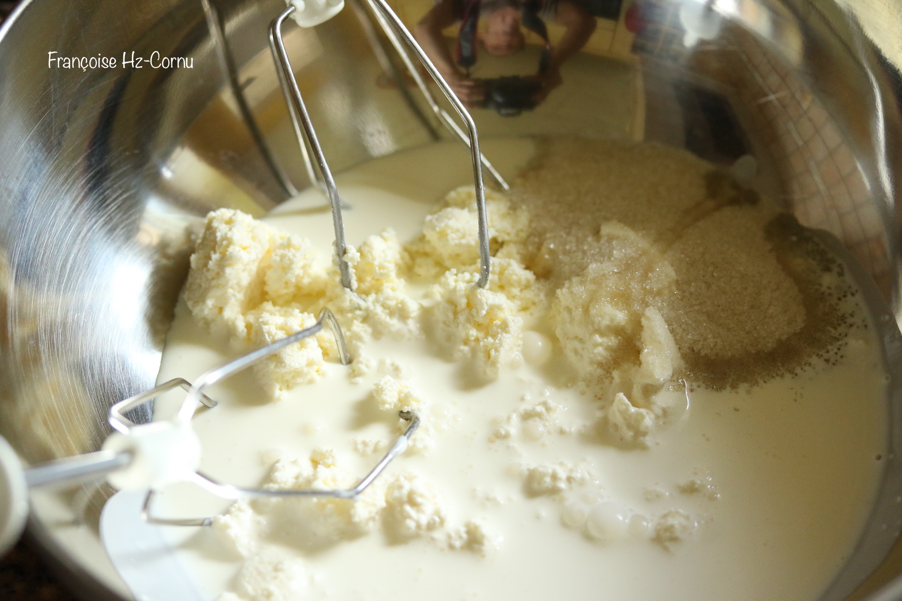 Préparer la crème avec la mousse de kéfir et le sucre