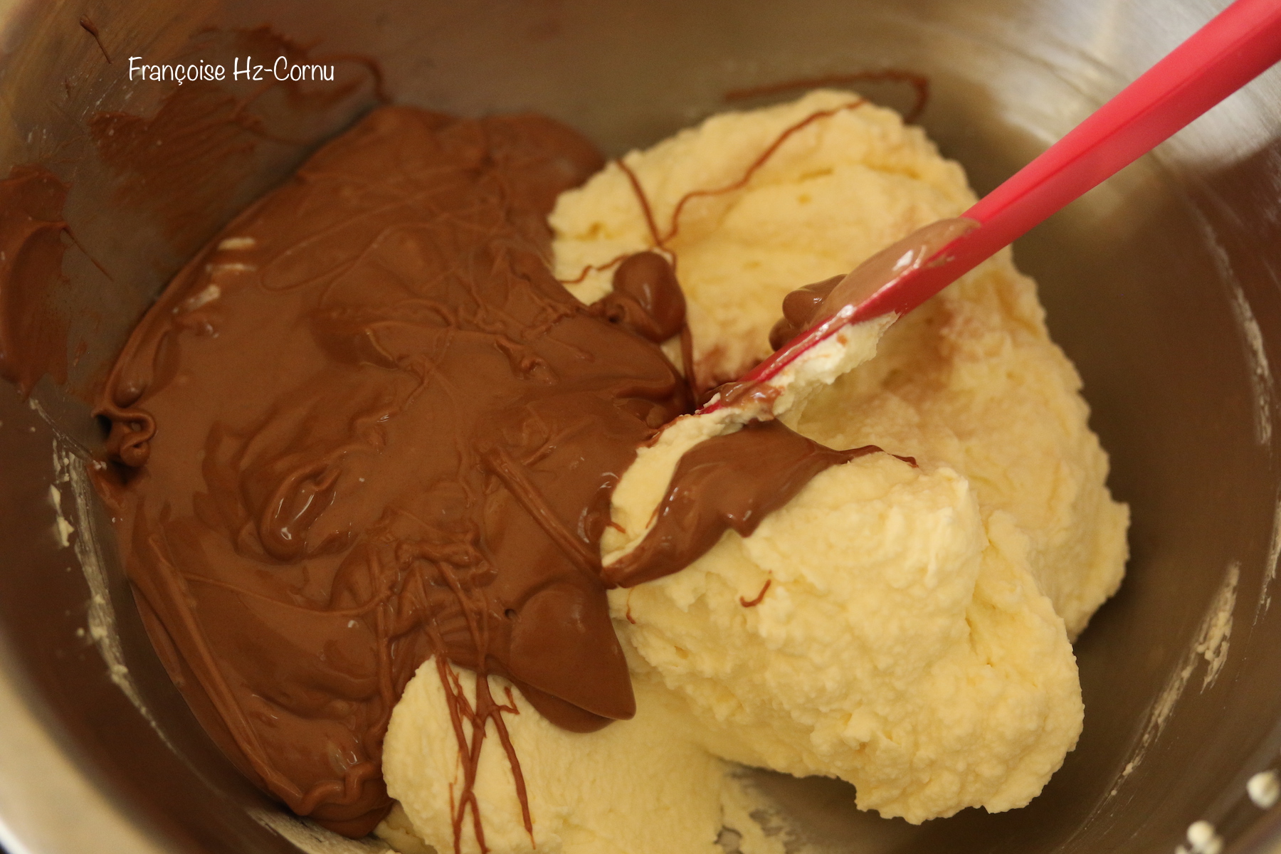 Mélanger mousse de kéfir et chocolat praliné fondu