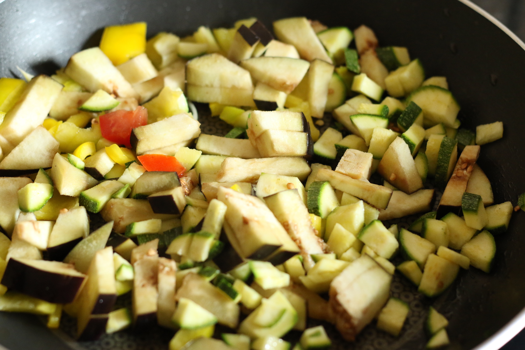 Mettre à revenir dans une poêle Courgette, Aubergine, Poivron