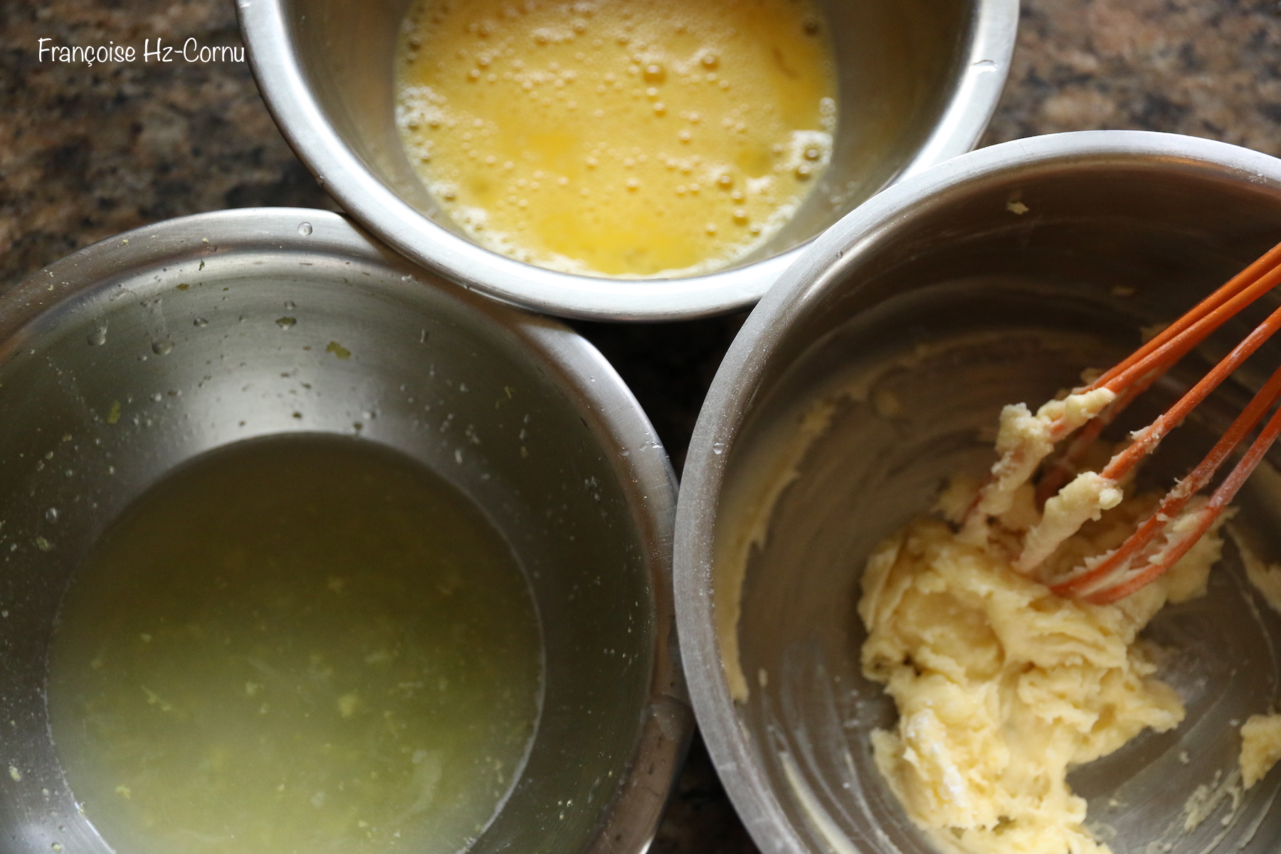 Battre le beurre en pommade avec le sucre glace