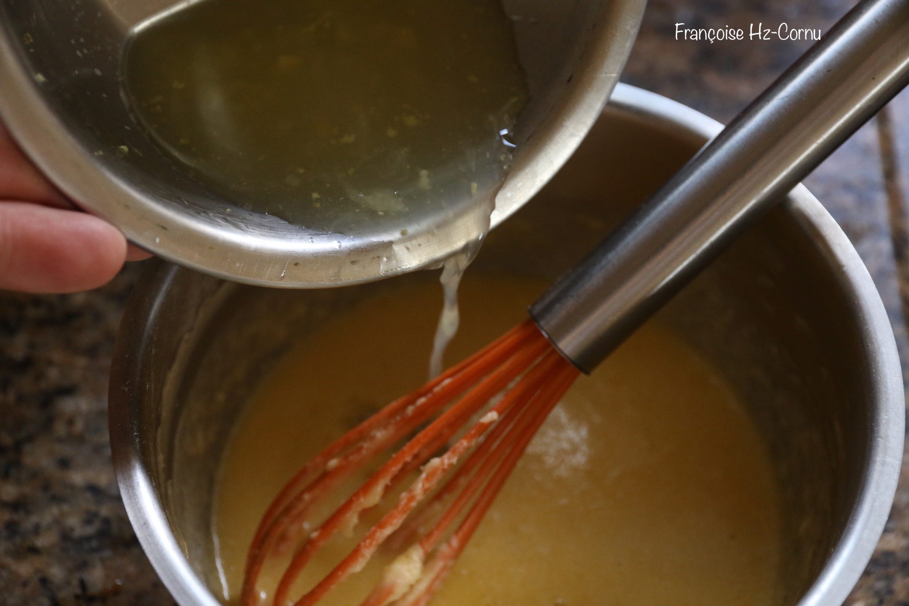 ajouter le jus de citron, le zeste et la maïzena, cuisson feu doux