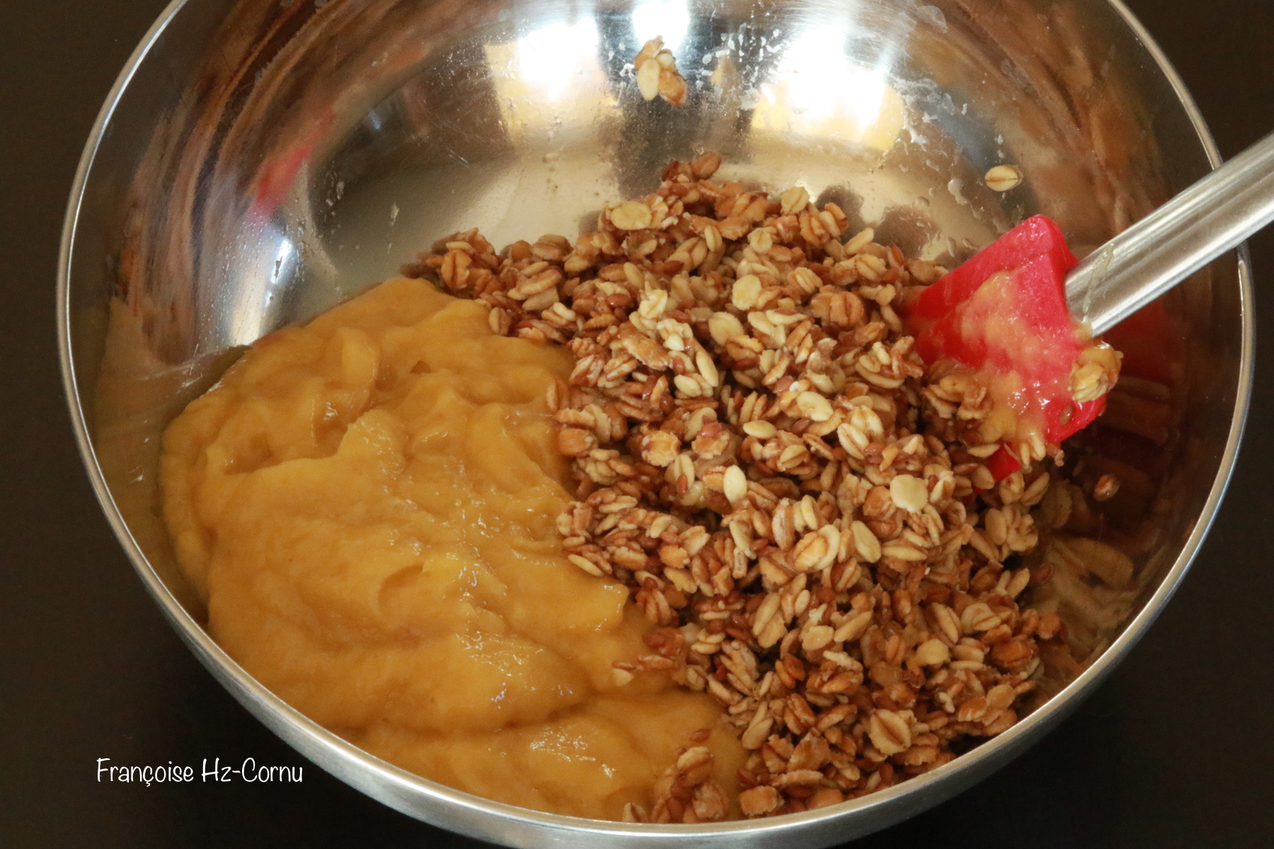 Mixer la purée de fruit avec le miel et ajouter aux céréales