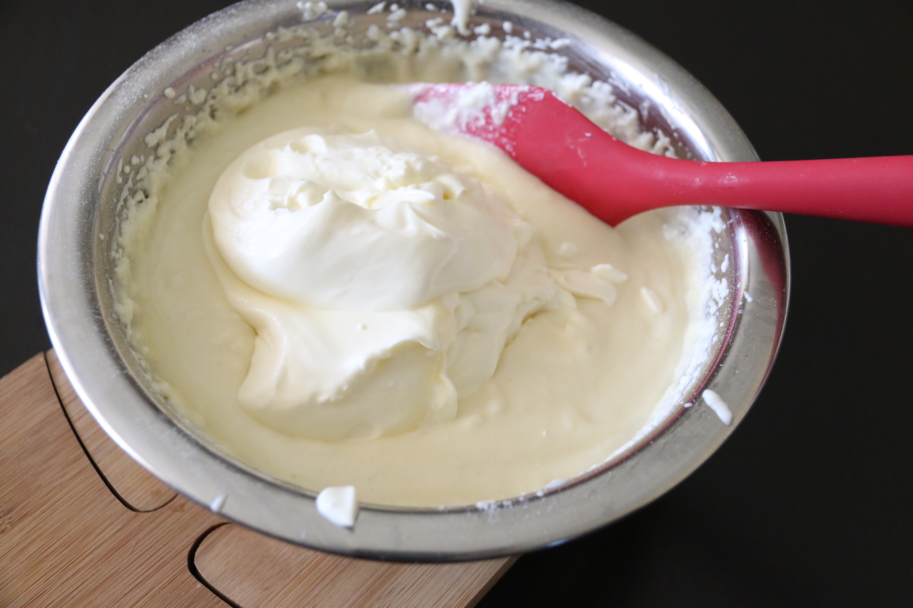 Battre légèrement la crème kéfirisée et la mélanger délicatement à la mousse de kéfir
