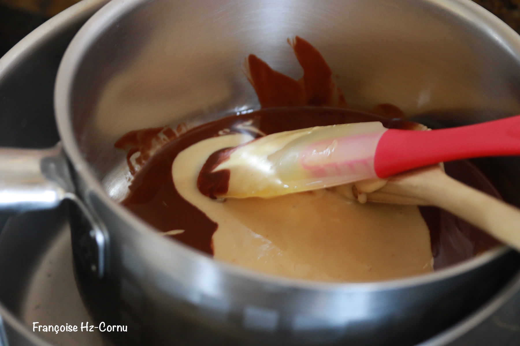 Faire fondre au bain-marie chocolat et purée d'amande