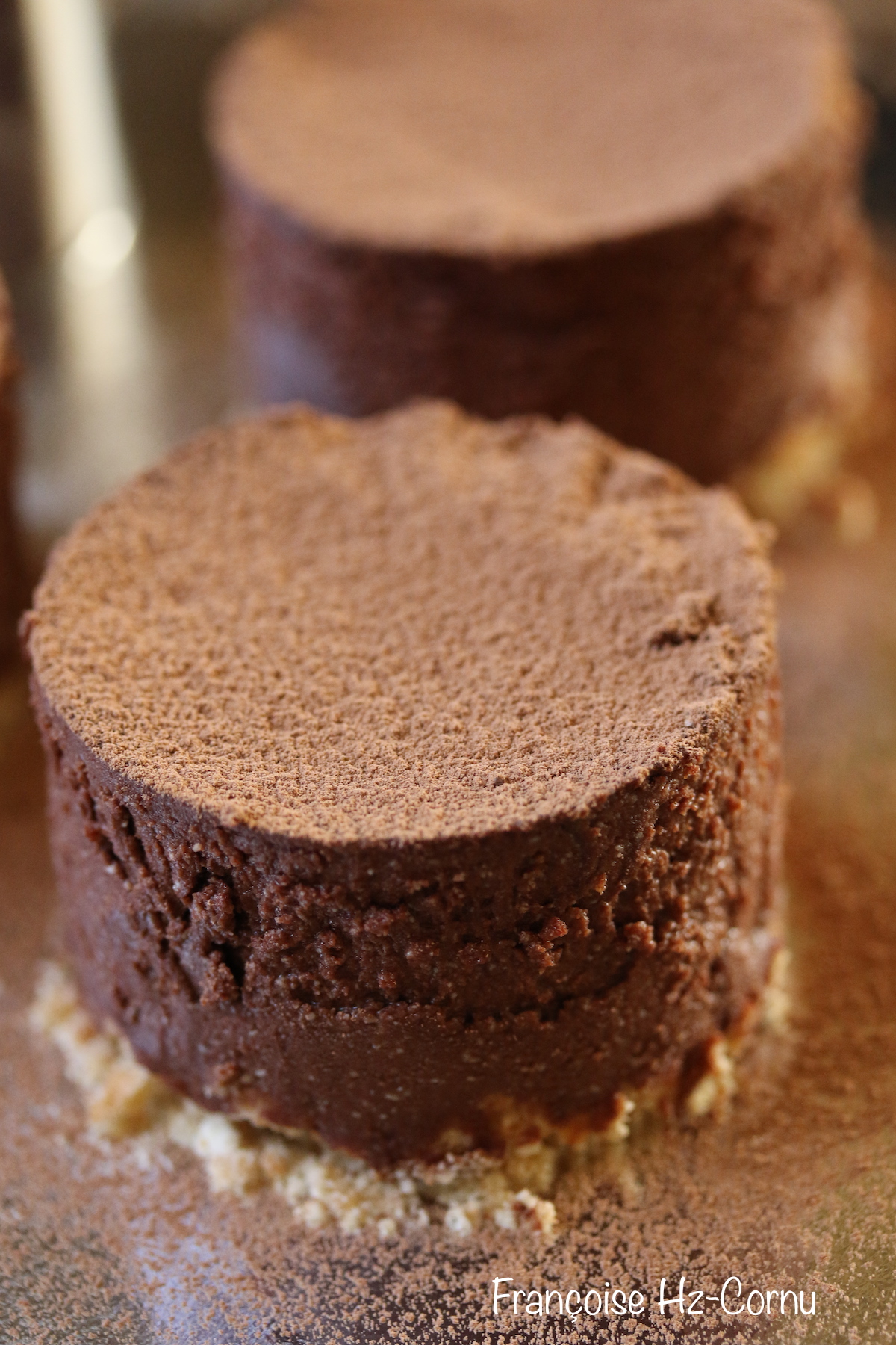 Placer 24h au frigo et saupoudrer de cacao avant de servir