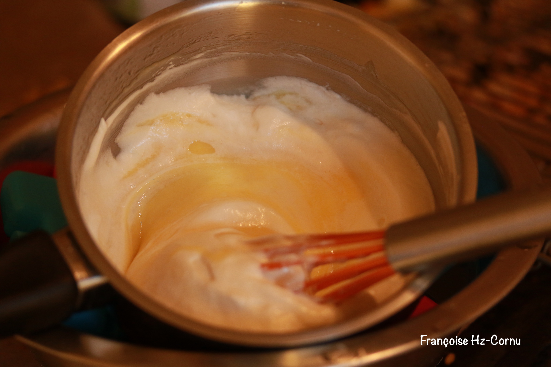 Mélanger délicatement les blancs d'oeufs battus en neige avec le sucre glace