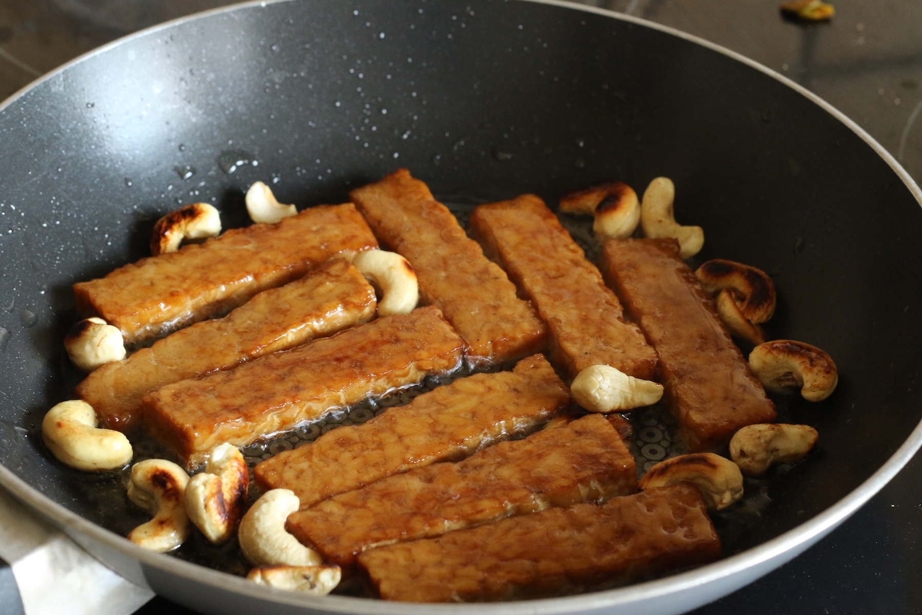 Ajouter les noix de Cajou et déglacer avec la marinade