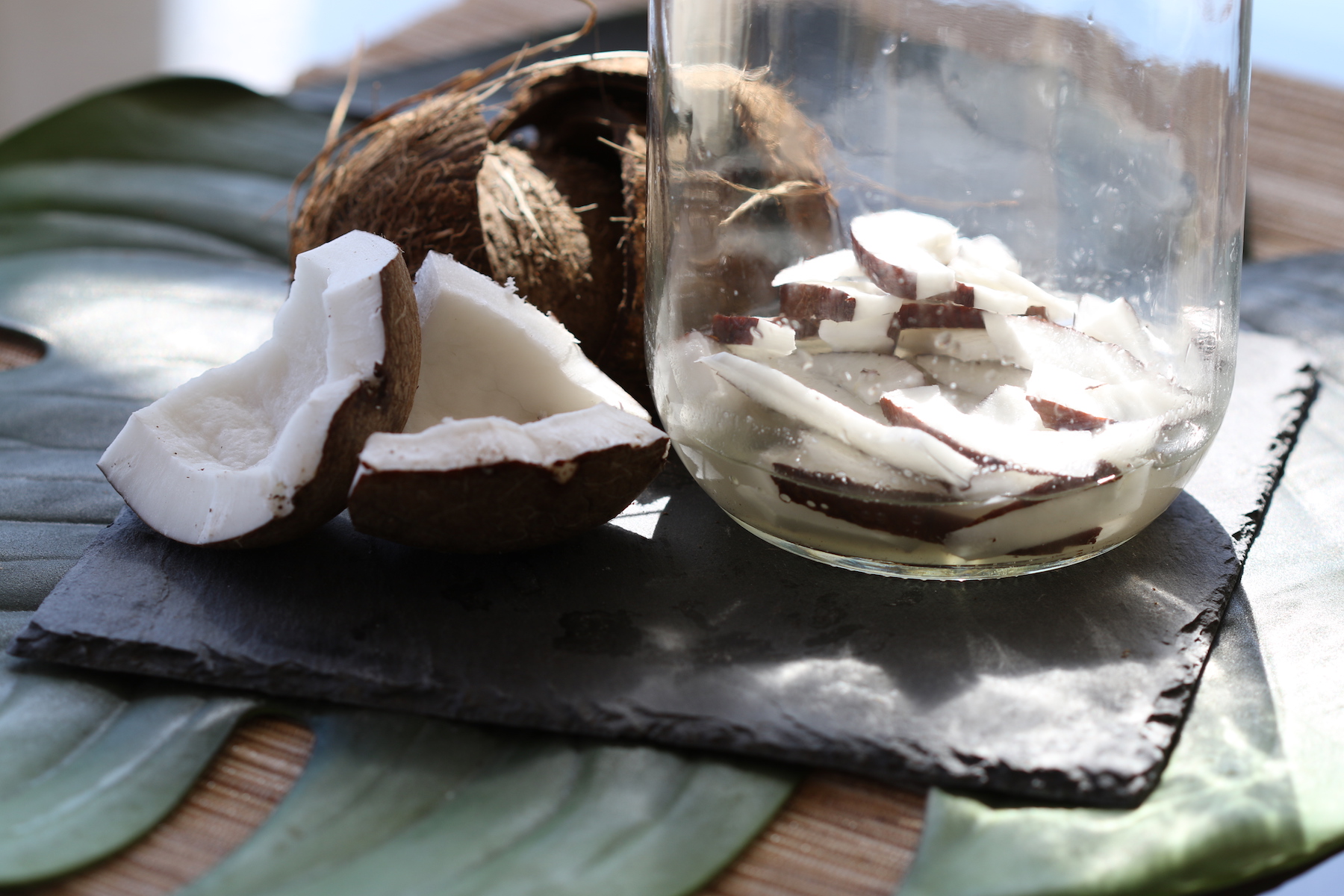 Une noix de coco pour réaliser l'eau de coco