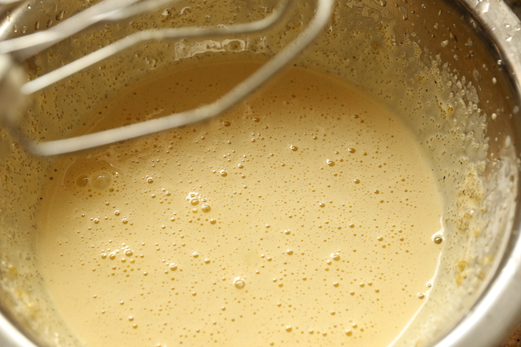 Au batteur, faites blanchir les jaunes d'oeufs avec le sucre et ajouter la vanille