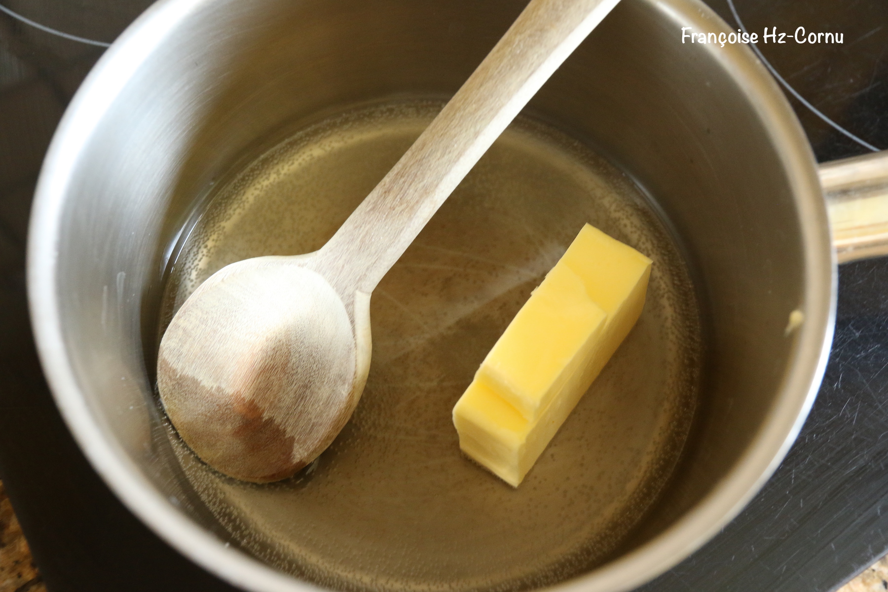 Porter à ébullition le kéfir, le beurre et le sel