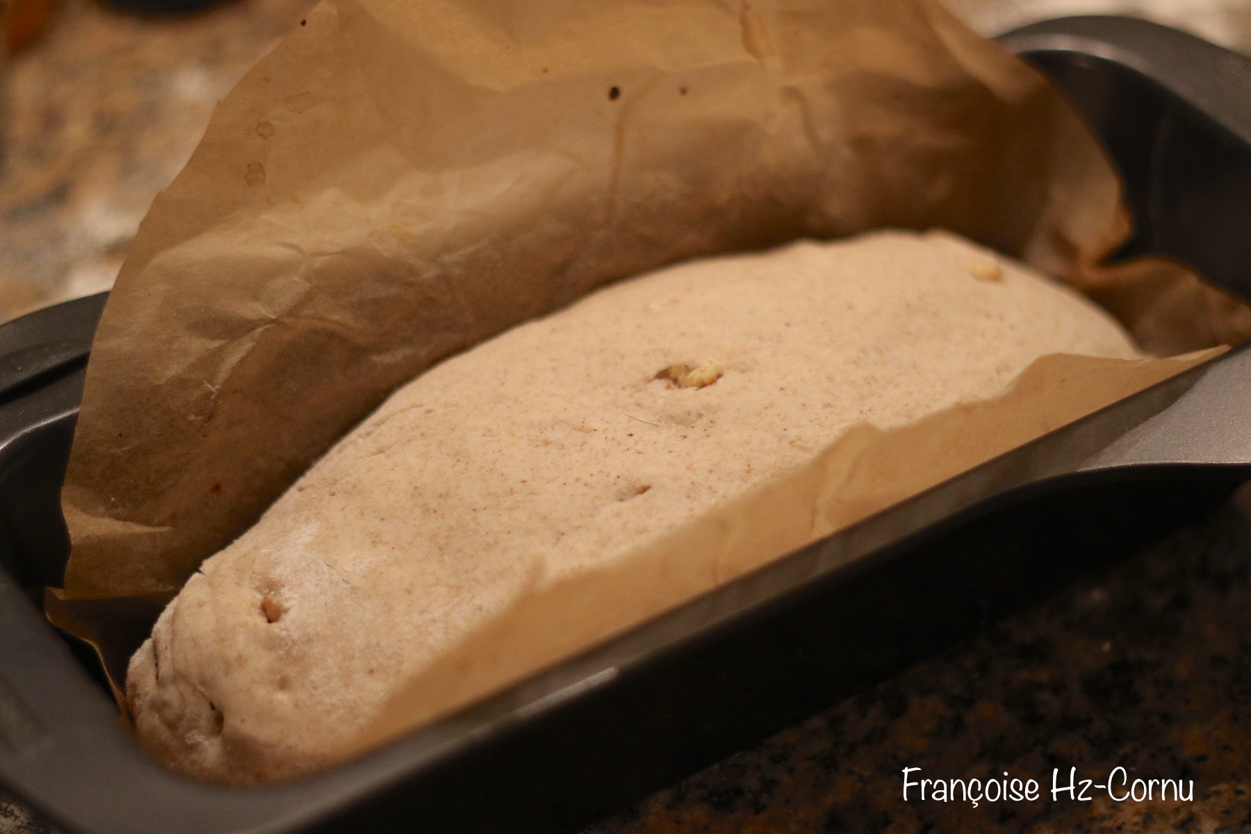 Retravailler votre pâte à la main et former votre pain