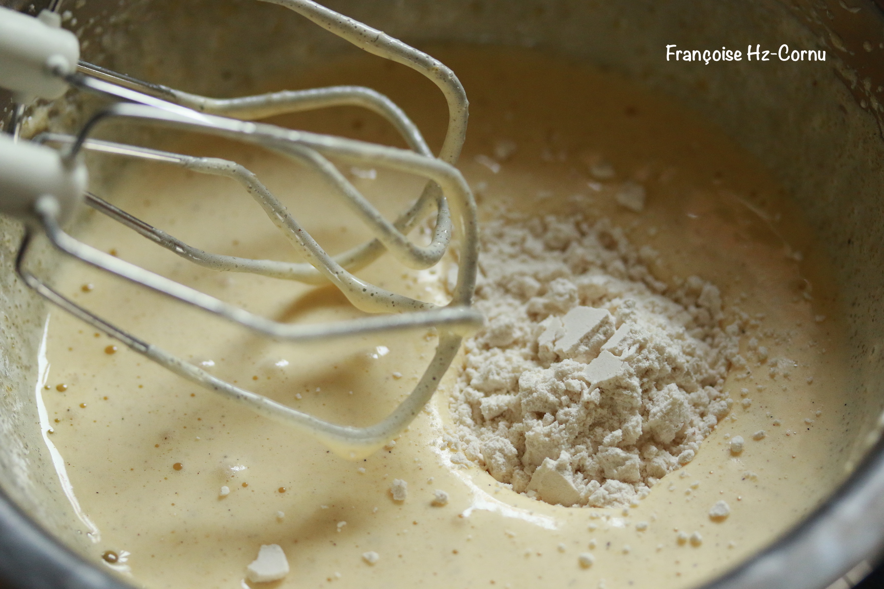 Battre en mélange mousseux, sucre, oeufs, crème de riz