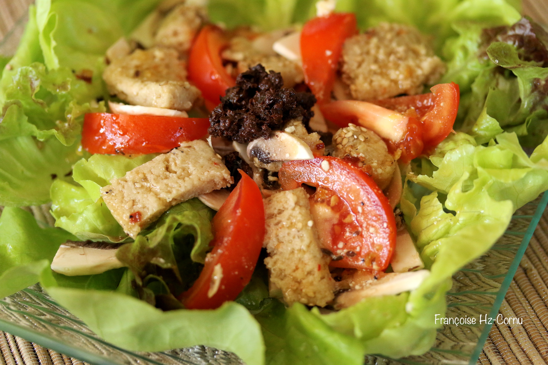 Servi dans une salade mêlée et sa tapenade