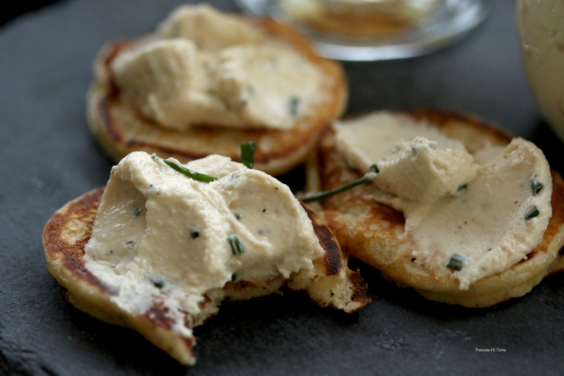 Sur de délicieux blinis au kéfir de lait