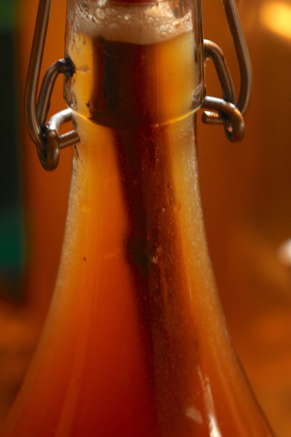 Mettre en bouteille avec le bâton de cannelle