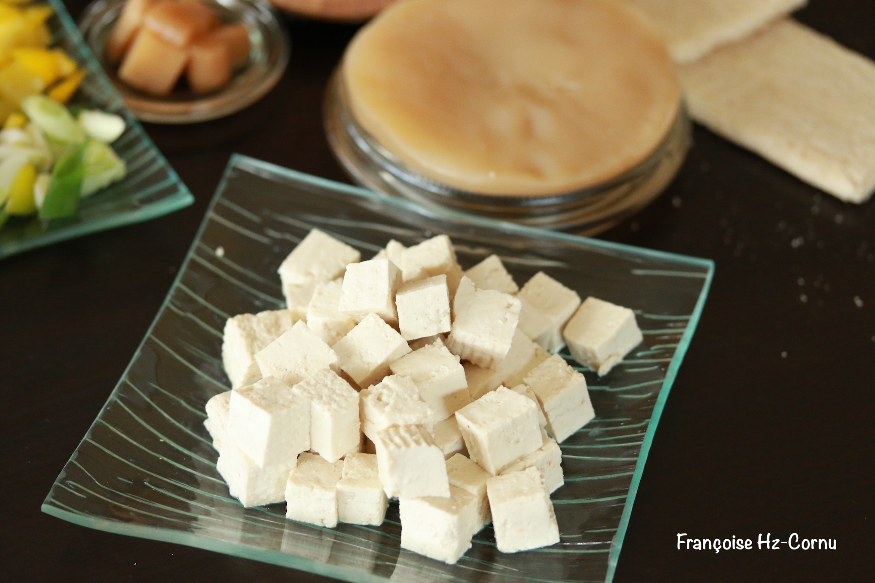 Couper le tofu en dés