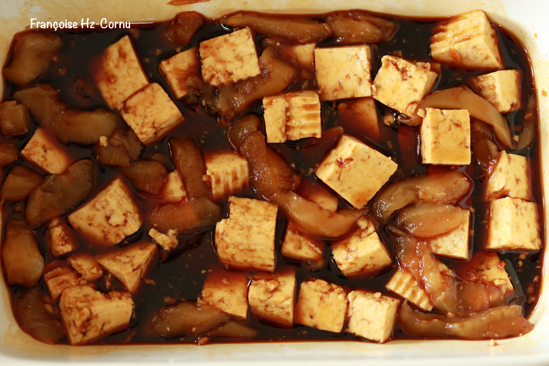Faire mariner le tofu et la souche de kombucha dans le mélange indiqué dans le recette