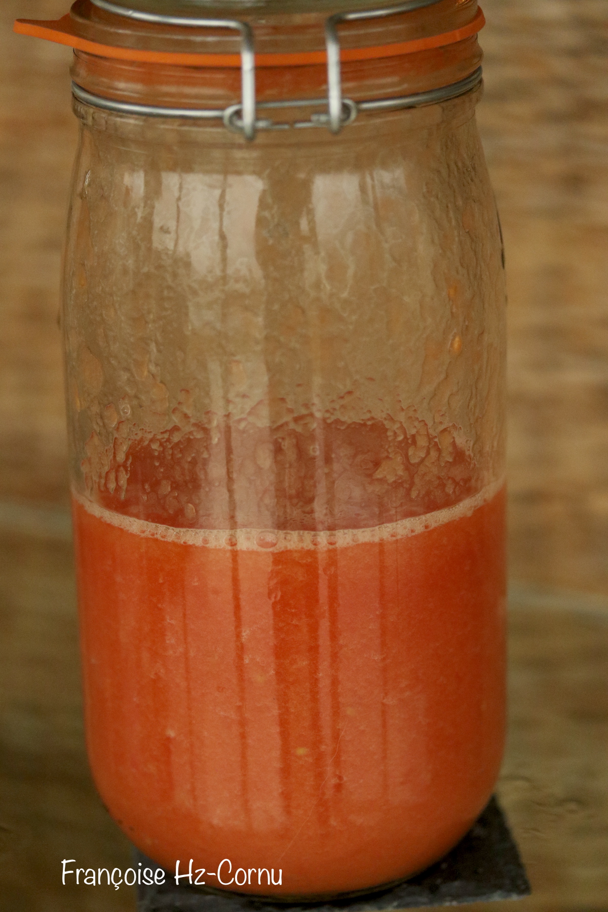 Mixer les tomates avec sucre et kéfir