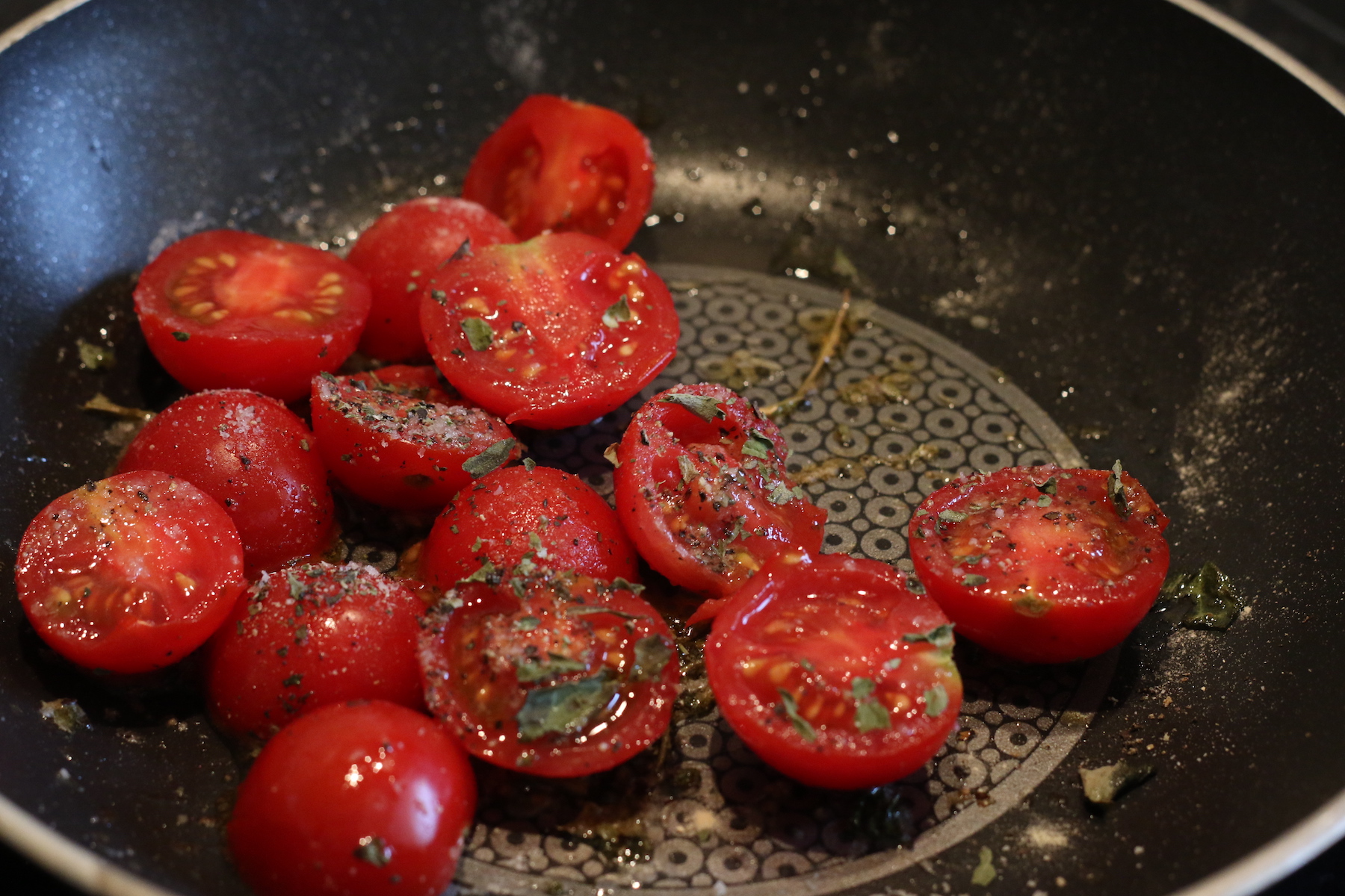 En accompagnement, quelques tomates cerises coupées en deux
