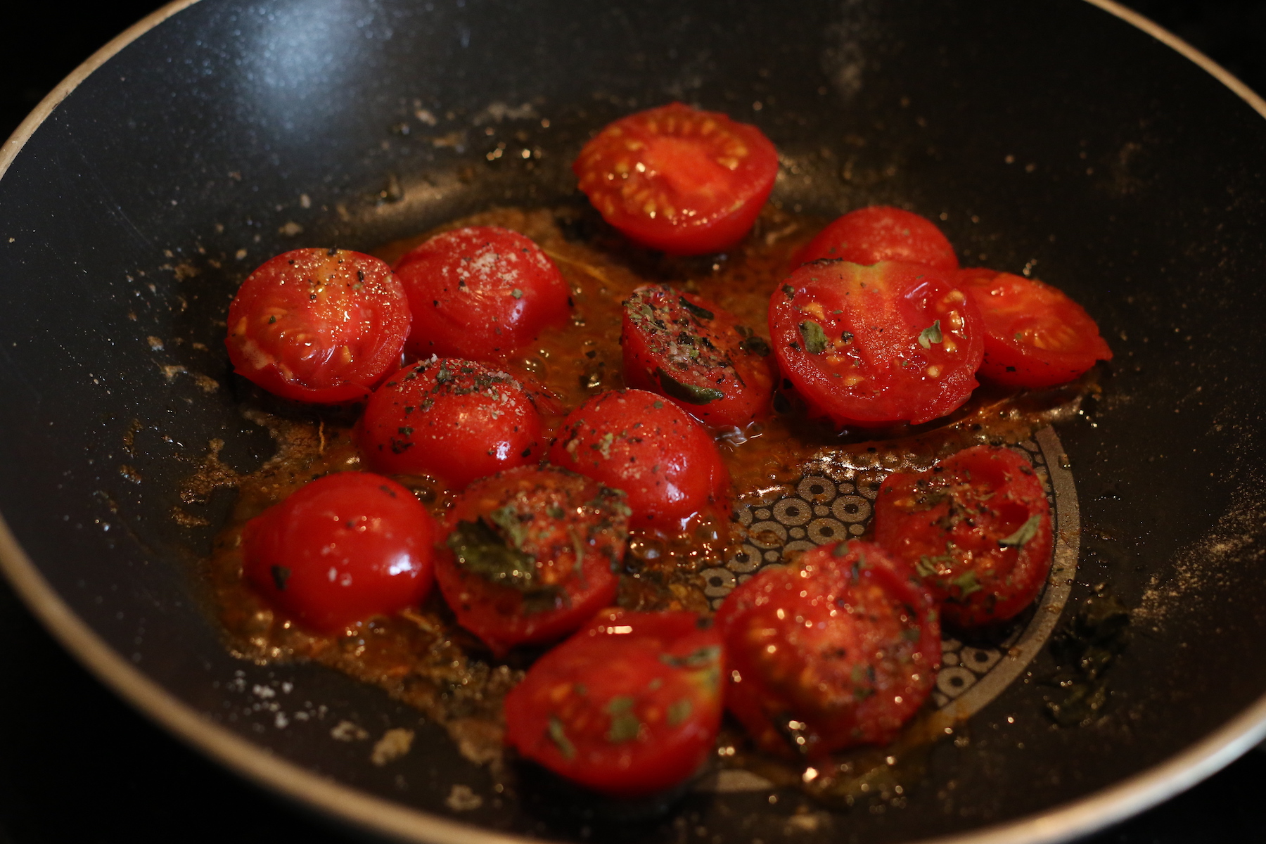 Sautées à la poêle avec un peu d'ail frais, sel, poivre, piment et basilic séché